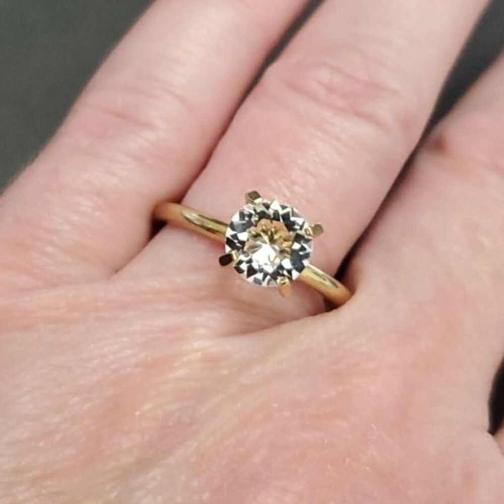 Uncas gorgeous gold tone solitaire ring size 7